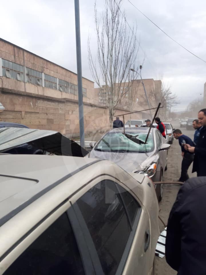 ՖՈՏՈ․Քիչ առաջ ուժեղ քամու պատճառով Երևանում նաև մեքենաներ են վնասվել